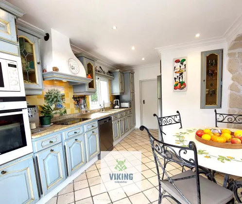 11 Chemin des Pins, 06530 Peymeinade, France